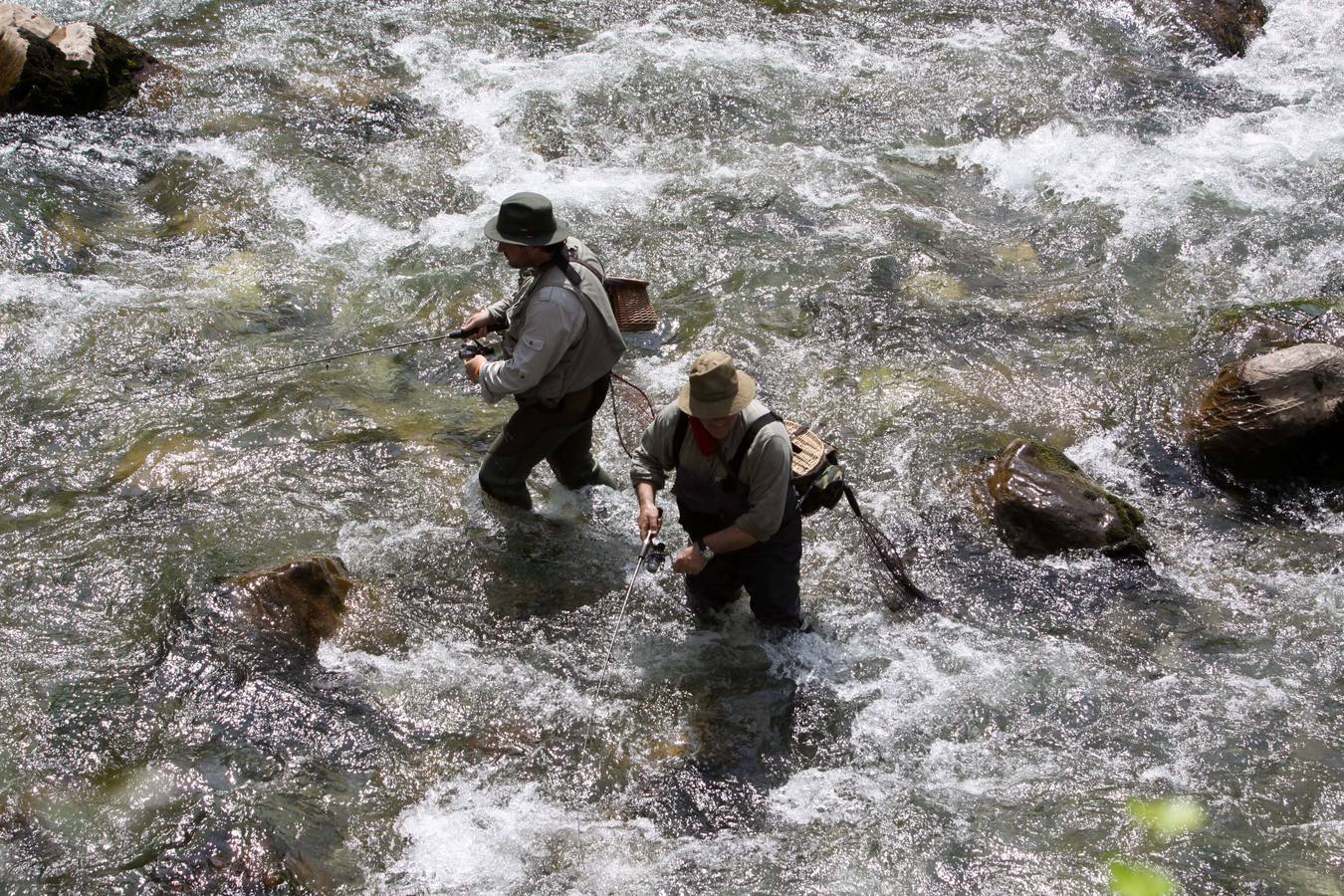 Pesca de trucha en el río Deva