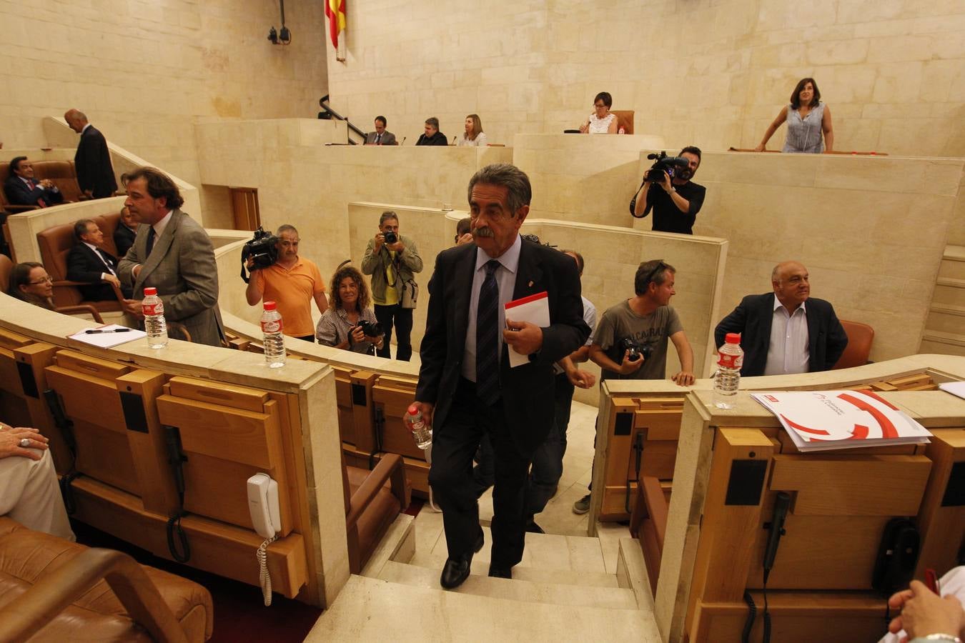 Pleno de investidura de Revilla como presidente de Cantabria