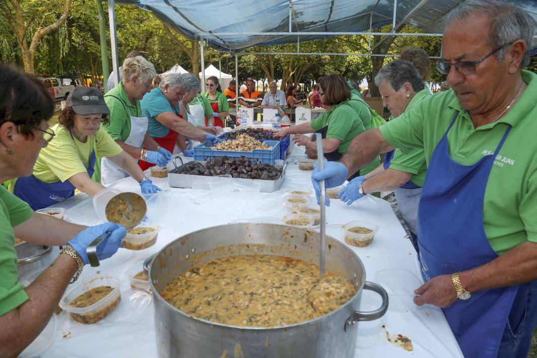 Homenaje al cocido montañés en Colindres, donde se repartieron 2000 raciones.