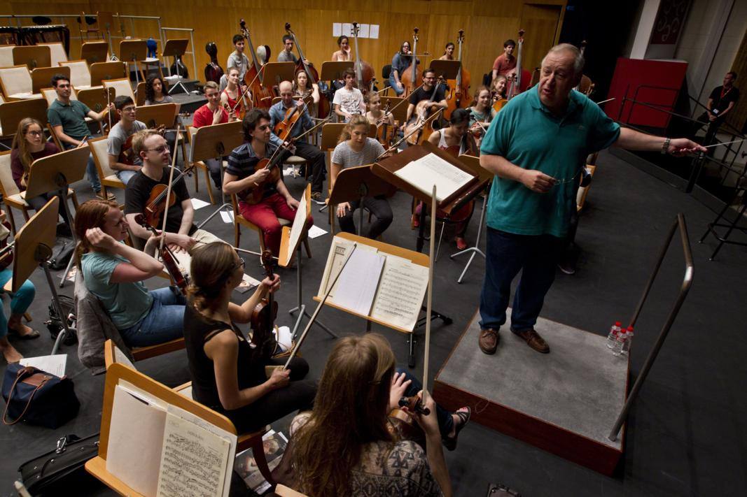 Alumnos y el director Péter Csaba preparando el concierto inaugural del XV Encuentro de Música y Academia.