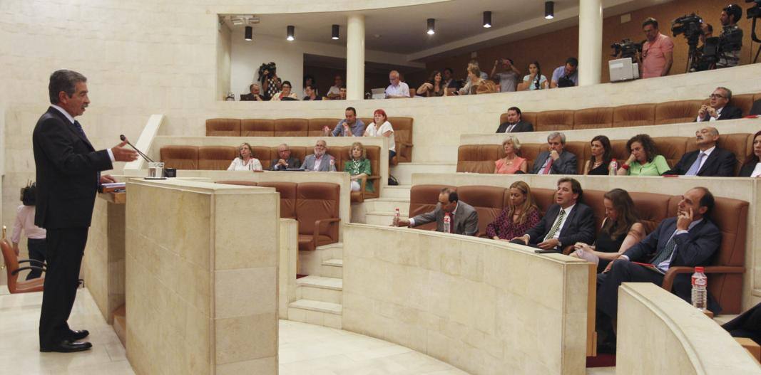 Intervención del candidato a la Presidencia de Cantabria, Miguel Ángel Revilla, durante el debate de investidura celebrado en el Parlamento de Cantabria.