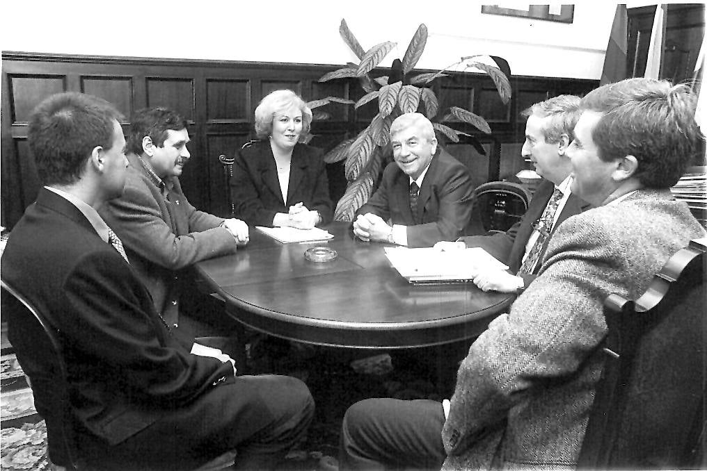 1998. Reunión entre Armando Alvarez y directivos de ASPLA y Blanca Rosa Gómez Morante, alcaldesa de Torrelavega.