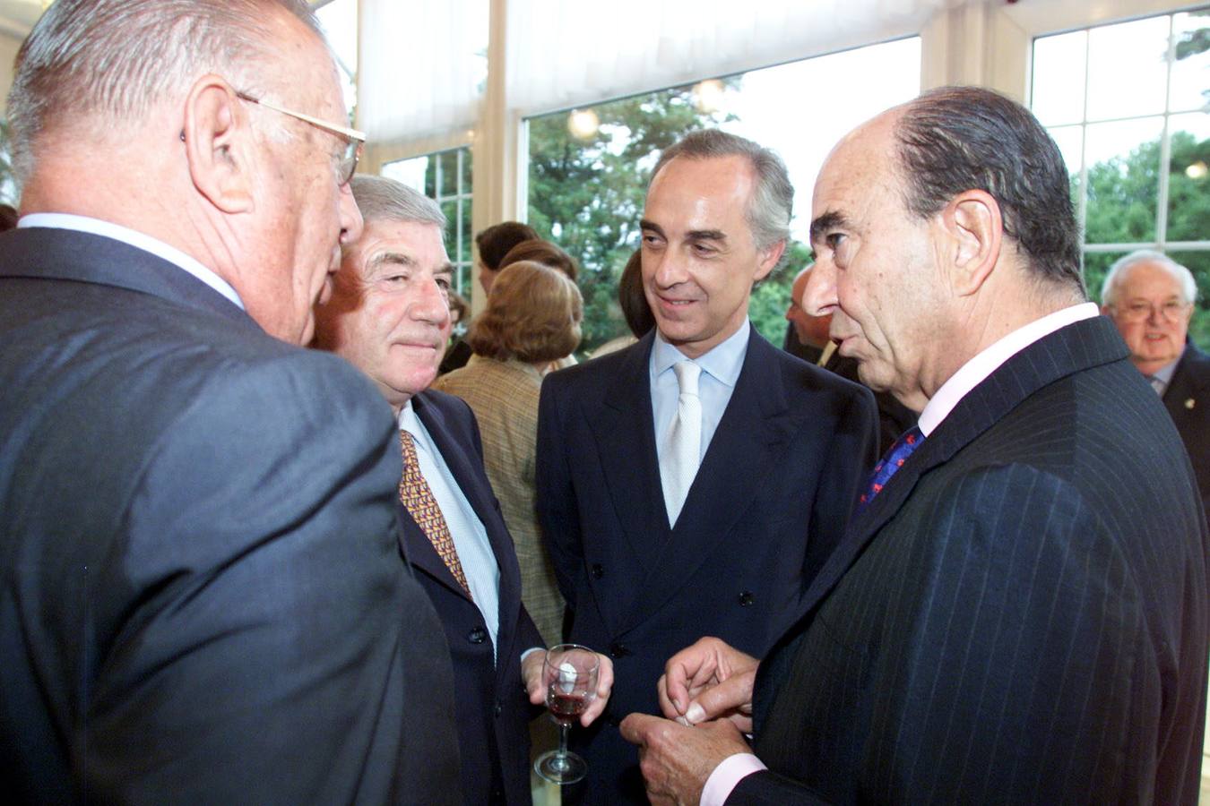 2001. El vicepresidente del BSCH, Angel Corcóstegui; Emilio Botín, presidente del Banco Santander; y el empresario, Armando Alvarez durante la reunión celebrada en Santander con los principales accionistas y clientes, del Banco Santander.