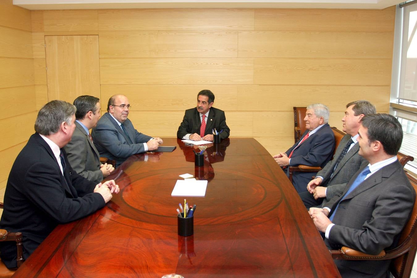 2007. Entrevista de Miguel Angel Revilla, presidente de Cantabria, y de Jesús Oria, consejero de Ganadería, con Armando Alvarez, y directivos de Sacyr Vallehermoso, durante la presentación de un proyecto para construcción una planta de energía renovable.