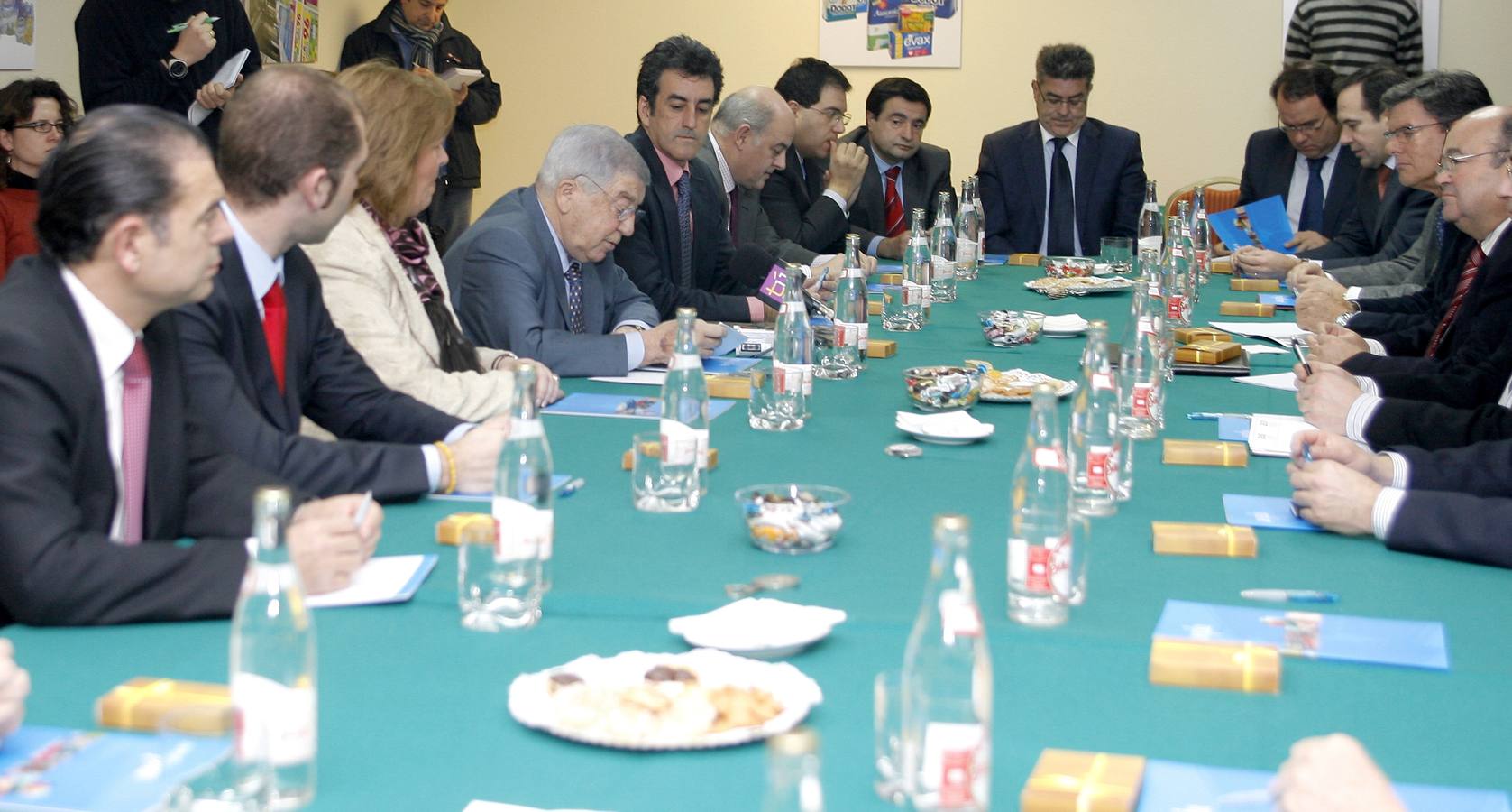 2009.  Francisco Martín, entonces consejero de Medio Ambiente; junto a los empresario Armando Alvarez (i) y Blas Mezquita, en Torrelavega.