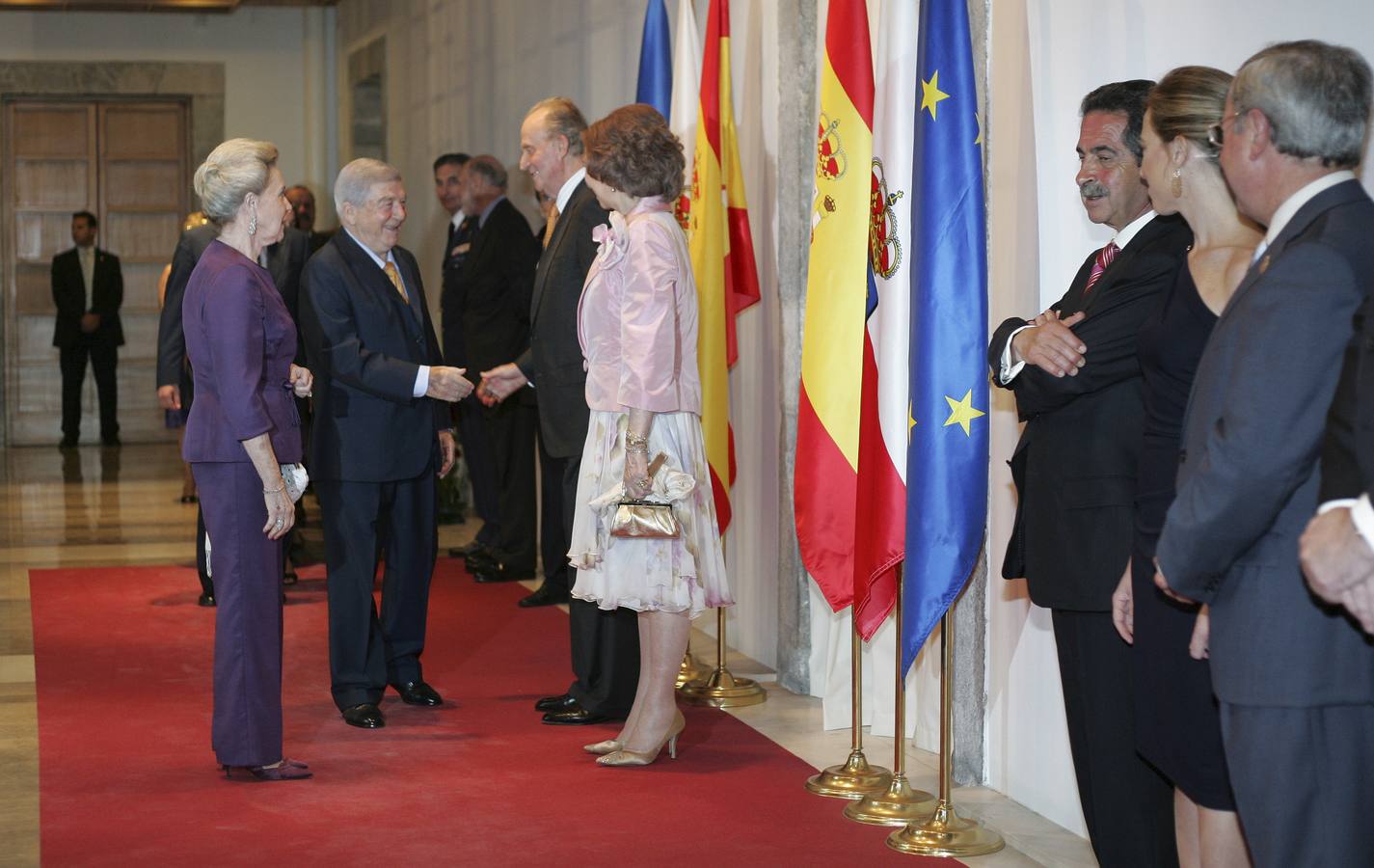 2009. Armando Alvarez y su esposa saludan a los Reyes durante la cena de gala celebrada en el Parlamento de Cantabria, con motivo del Día de las Fuerzas Armadas celebrado en Santande.r