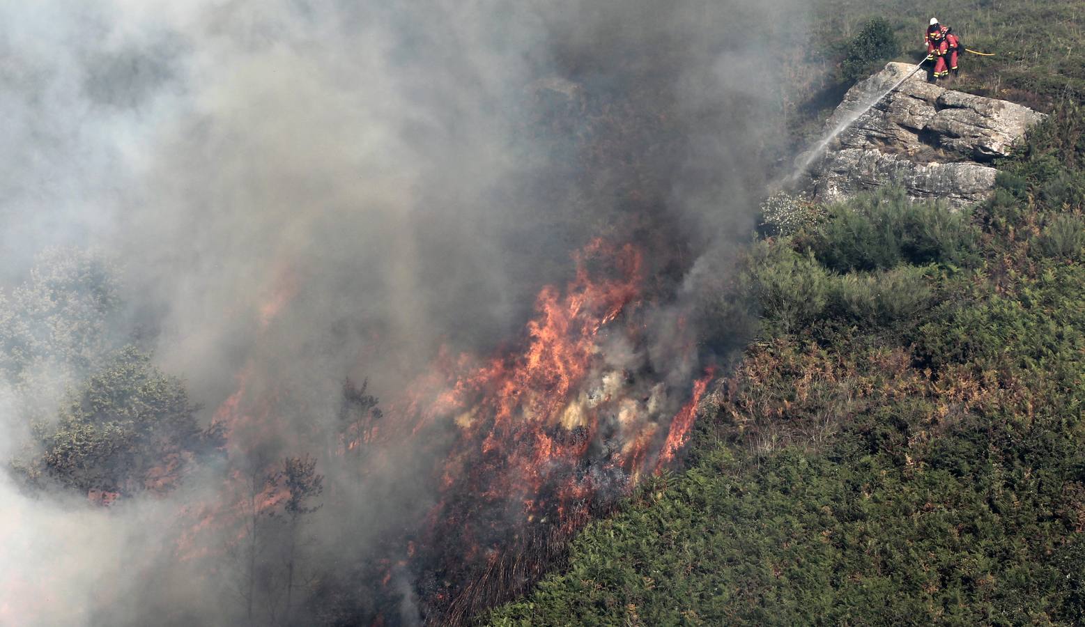 Segunda jornada de lucha contra el fuego