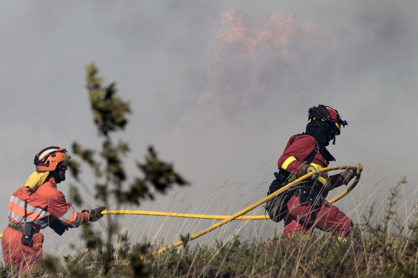 Segunda jornada de lucha contra el fuego