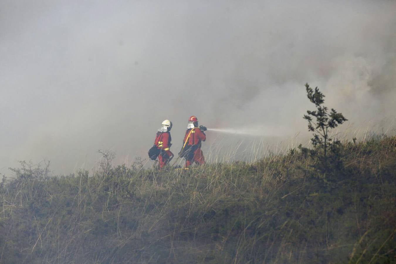 Segunda jornada de lucha contra el fuego