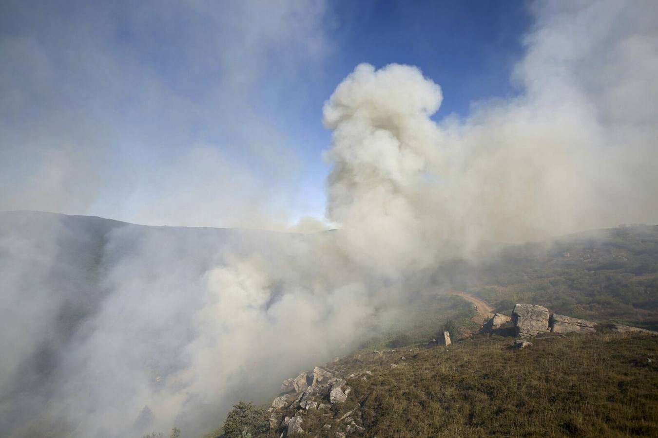 Segunda jornada de lucha contra el fuego