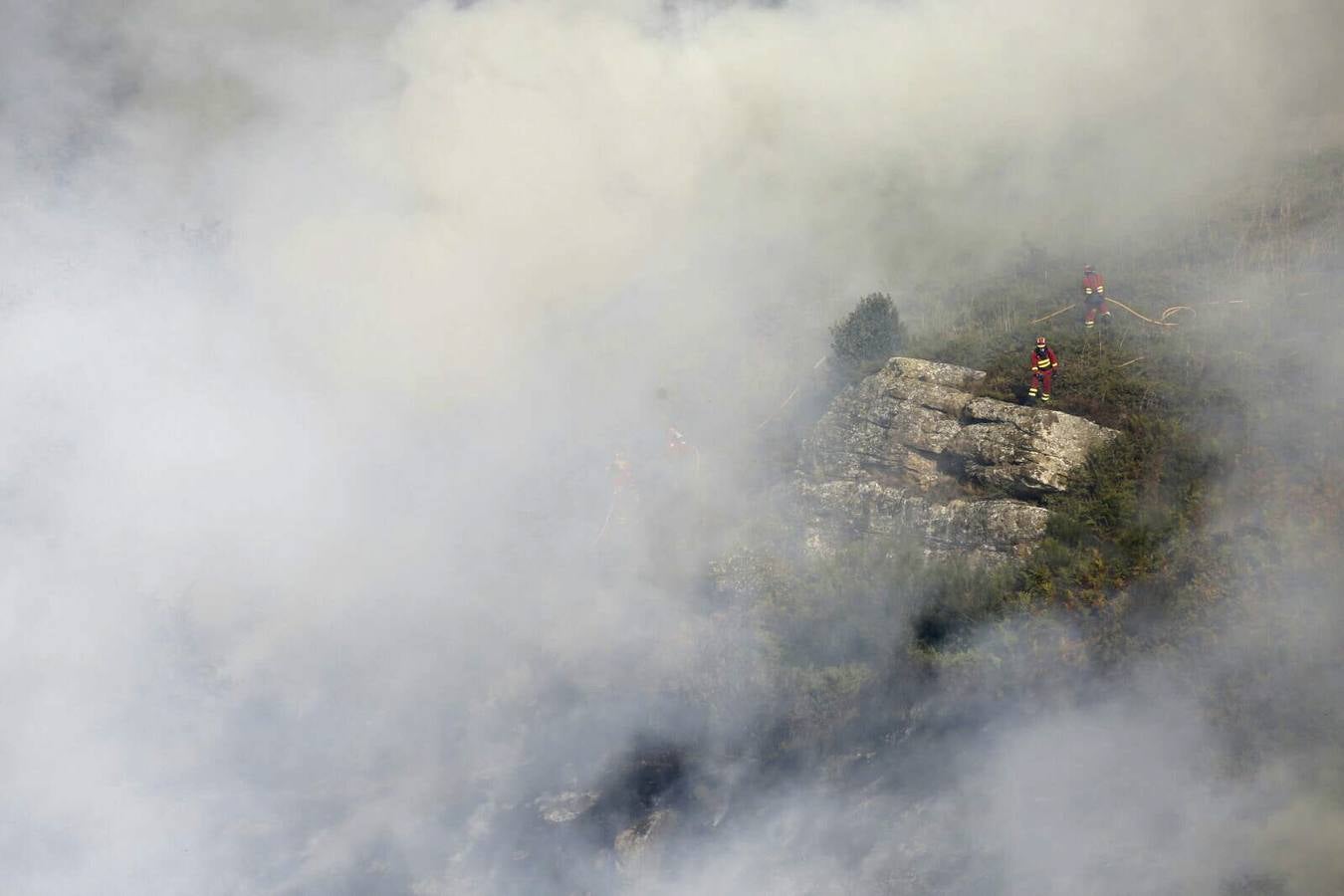 Segunda jornada de lucha contra el fuego