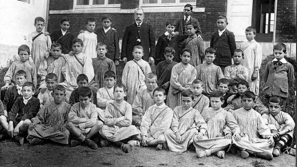Alumnos y profesor del colegio público Marqués de Valdecilla (Medio Cudeyo), primera escuela pública graduada de Cantabria, en 1915.