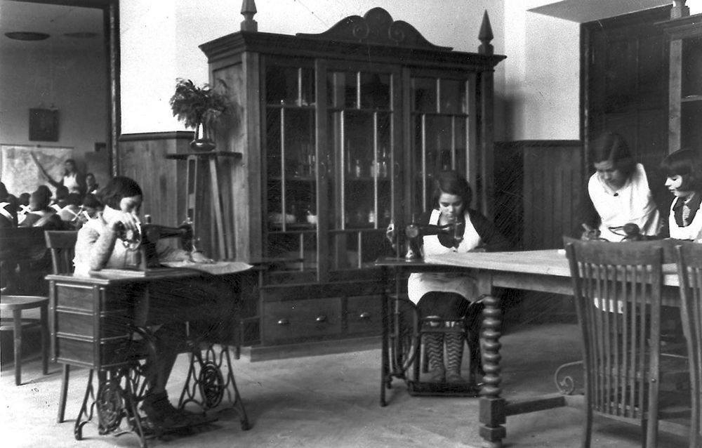 Alumnas en el colegio Agapito Cagigas de Revilla de Camargo, durante una clase de Geografía y de labores, en los años 30.