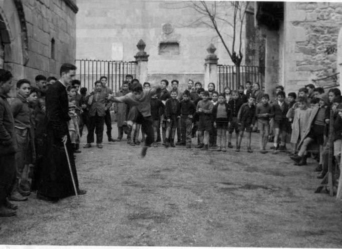 Fotografía de mediados del siglo XX de alumnos del Colegio Claretiano de San Vicente de la Barquera jugando en el patio.