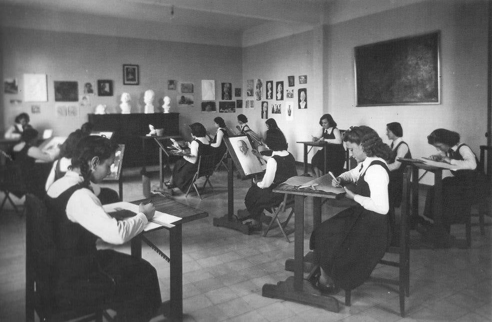 Alumnas del Colegio Las Esclavas de Santander, en 1941.