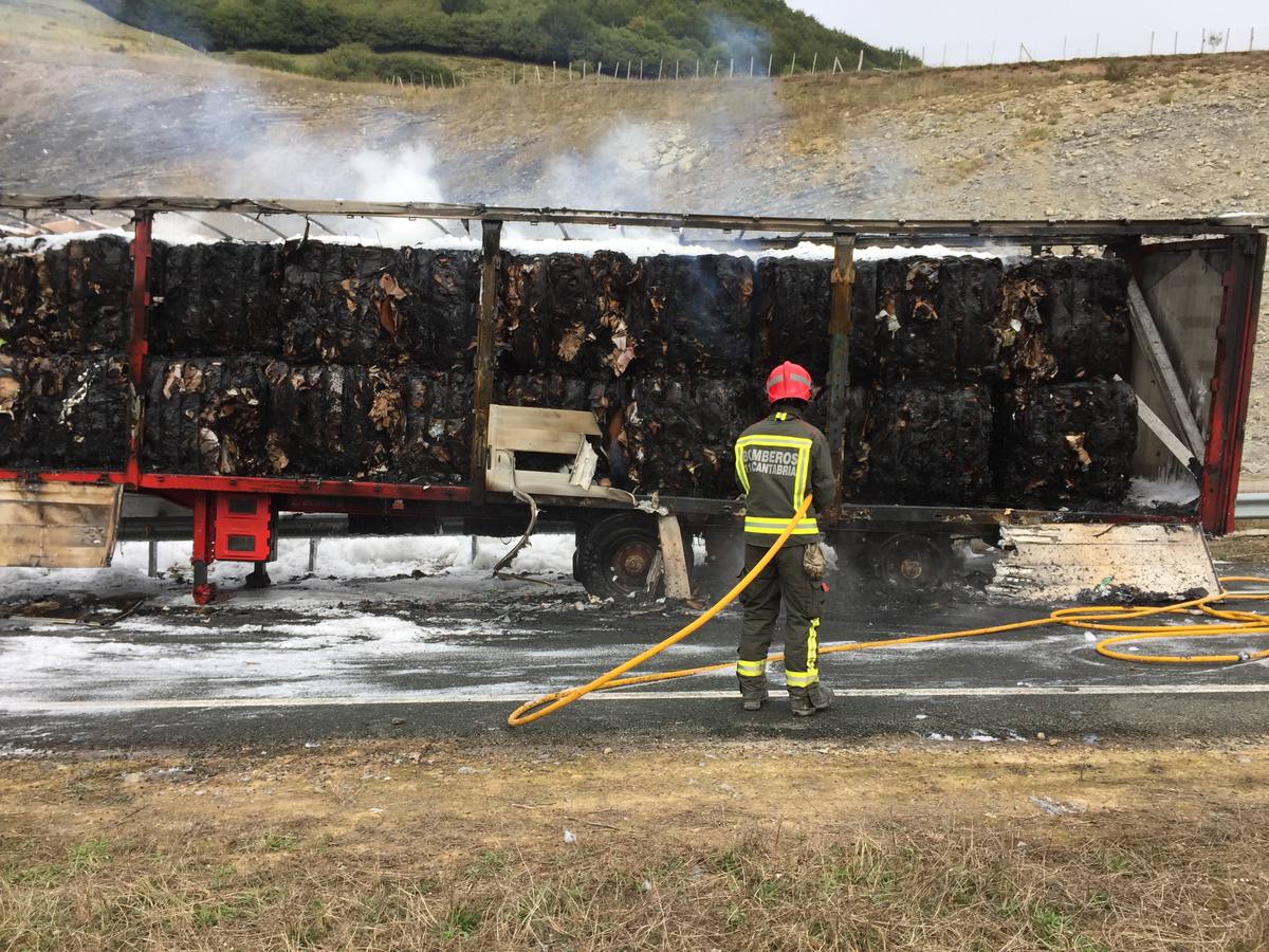 Arde el remolque de un camión en la autovía de la Meseta