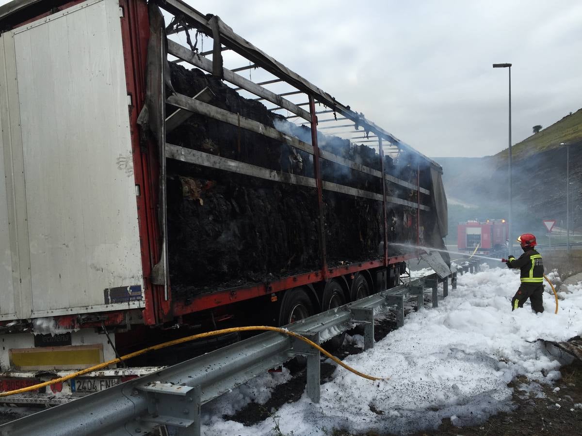Arde el remolque de un camión en la autovía de la Meseta
