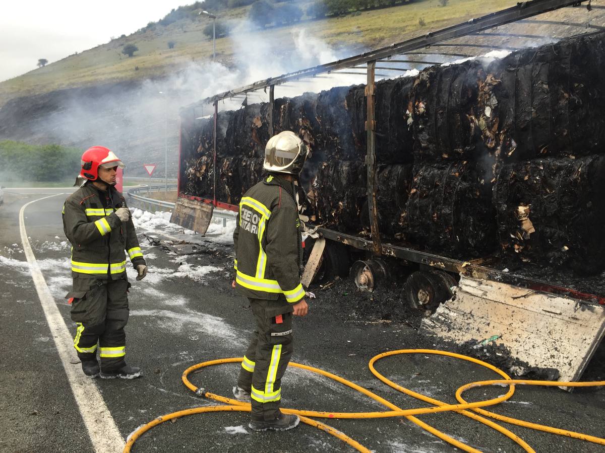 Arde el remolque de un camión en la autovía de la Meseta
