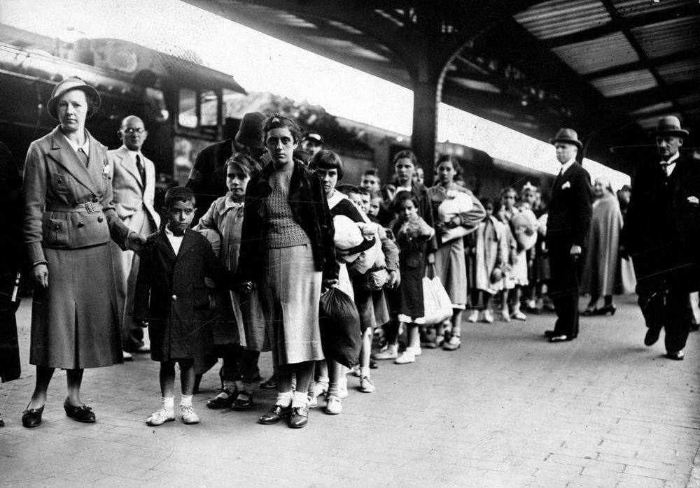 Grupo de niños a su llegada a Bruselas.