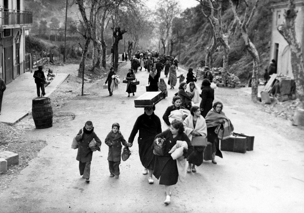 Mujeres y niños procedentes de Barcelona se dirigen a Francia.