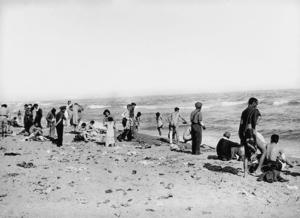 Refugiados procedentes de Barcelona se refrescan en la playa de Argelés (Francia), en 1939.