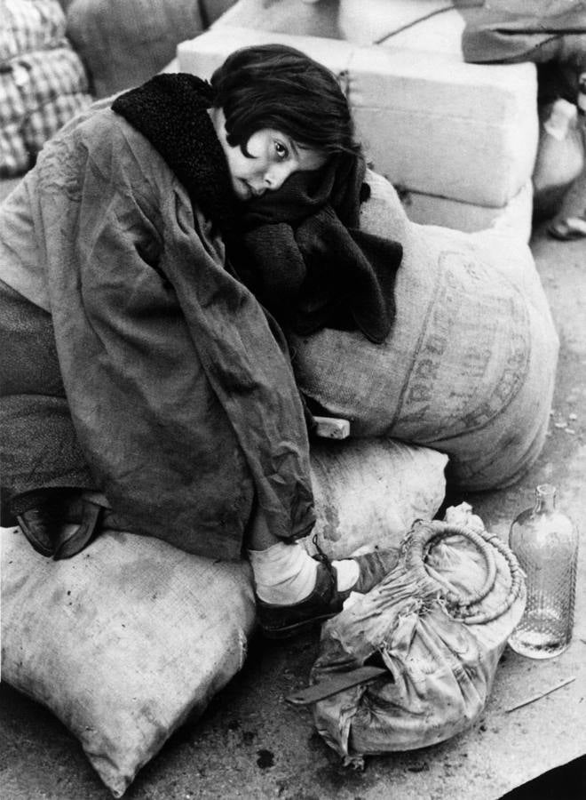 Joven refugiada espera su evacuación en Barcelona, en enero de 1939.