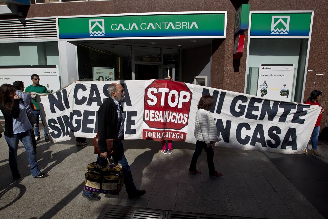 Afectados por la Hipoteca toman una oficina de Liberbank