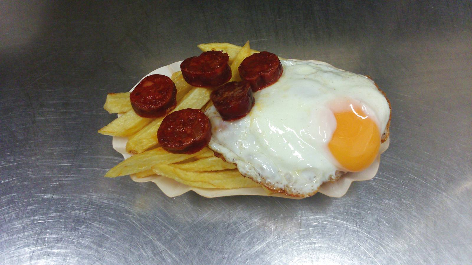 Cafetería Cervecería Logos. Pl. de la Estación, 133. 1. Patatas con huevo y chorizo.2. Chapatina de lomo y queso manchego.3. Chapatina de rabas con alioli.