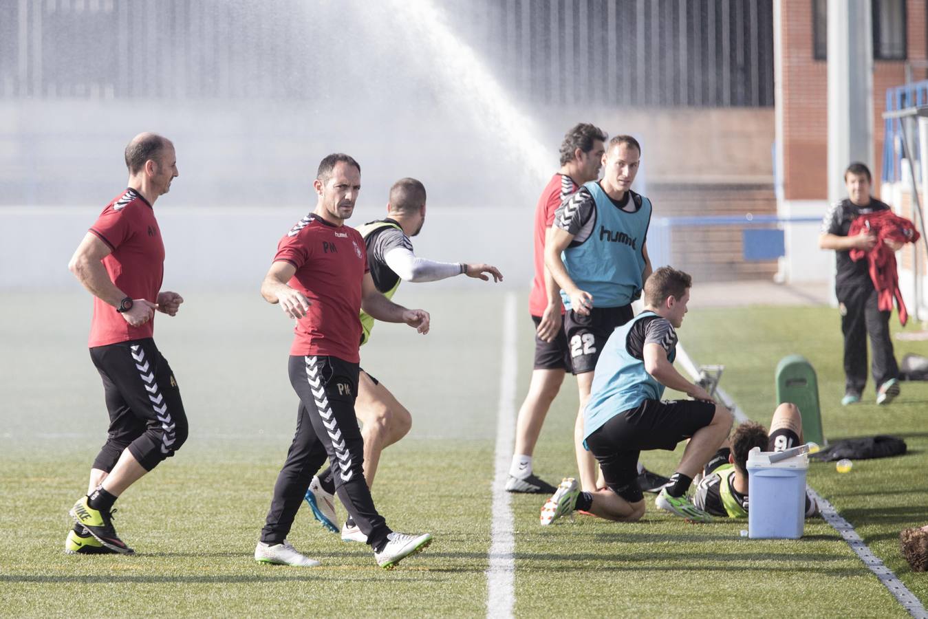 Al Racing le sienta bien la hierba artificial