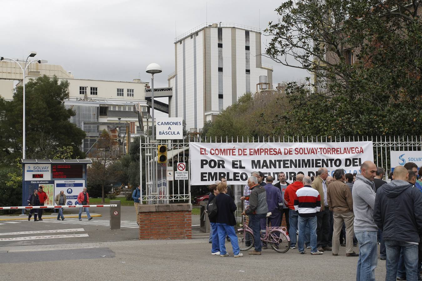 Concentración de trabajadores en Solvay