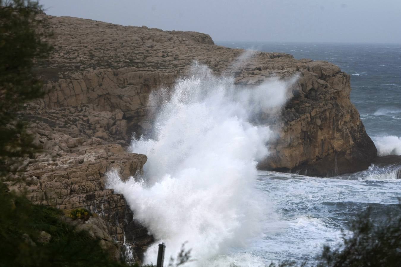 Cantabria, en alerta naranja por el fuerte oleaje