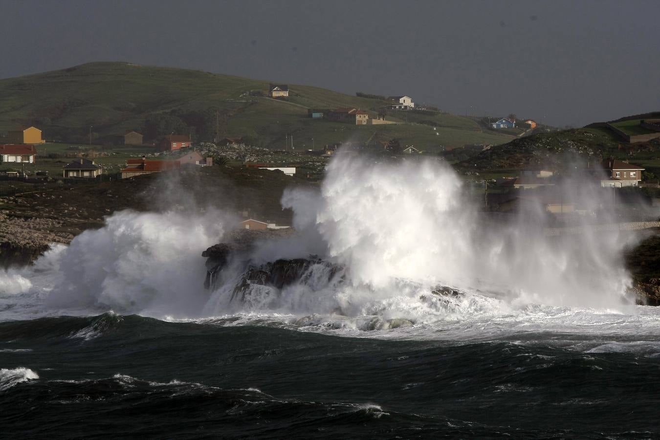 Cantabria, en alerta naranja por el fuerte oleaje