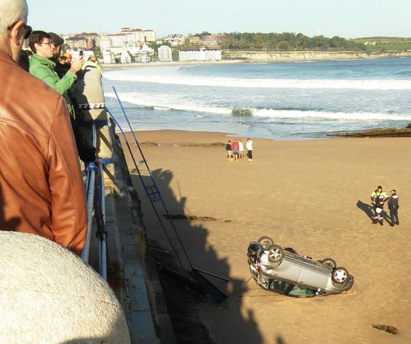 Un coche cae a la playa del Camello