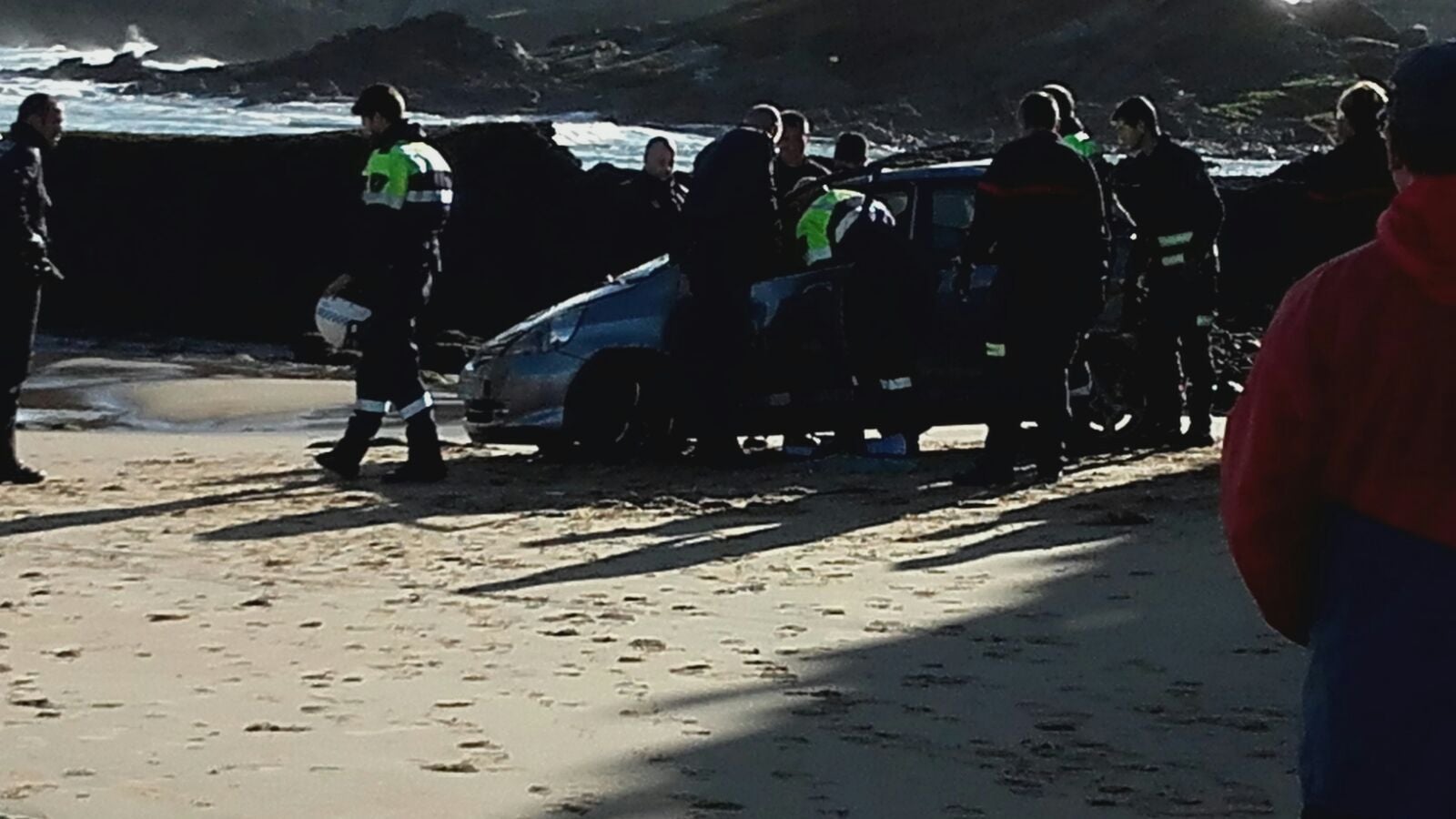 Un coche cae a la playa del Camello