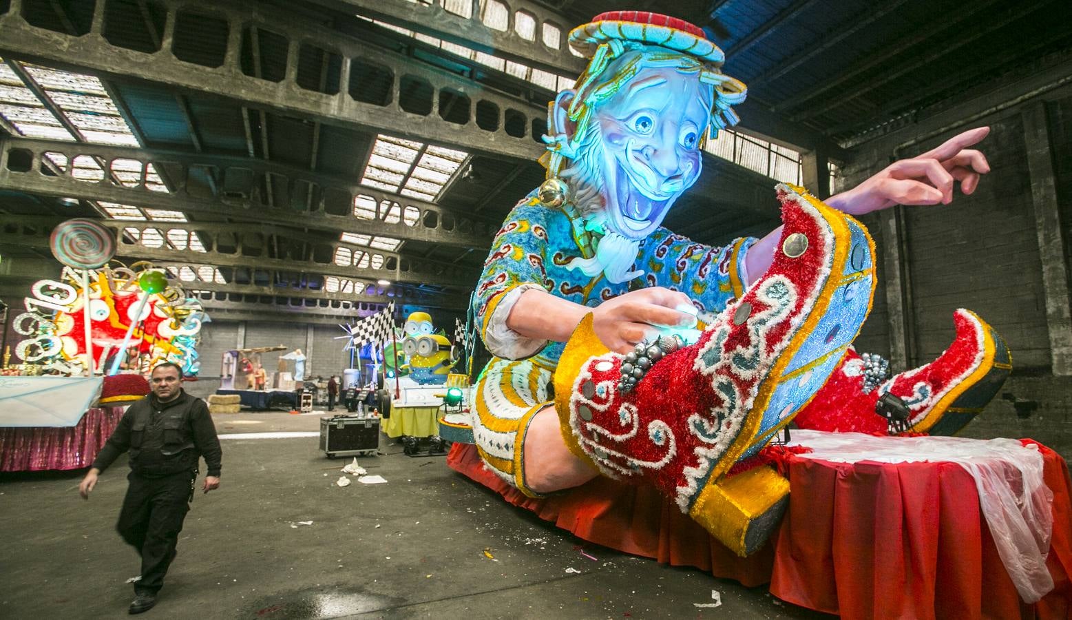 Así se preparan las carrozas para la cabalgata de Santander