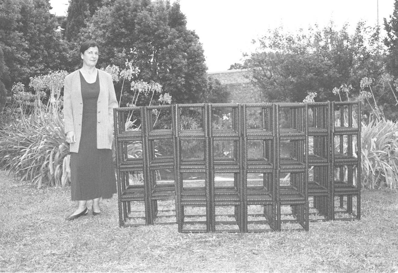 Isabel Garay, escultora, exponiendo en Noja