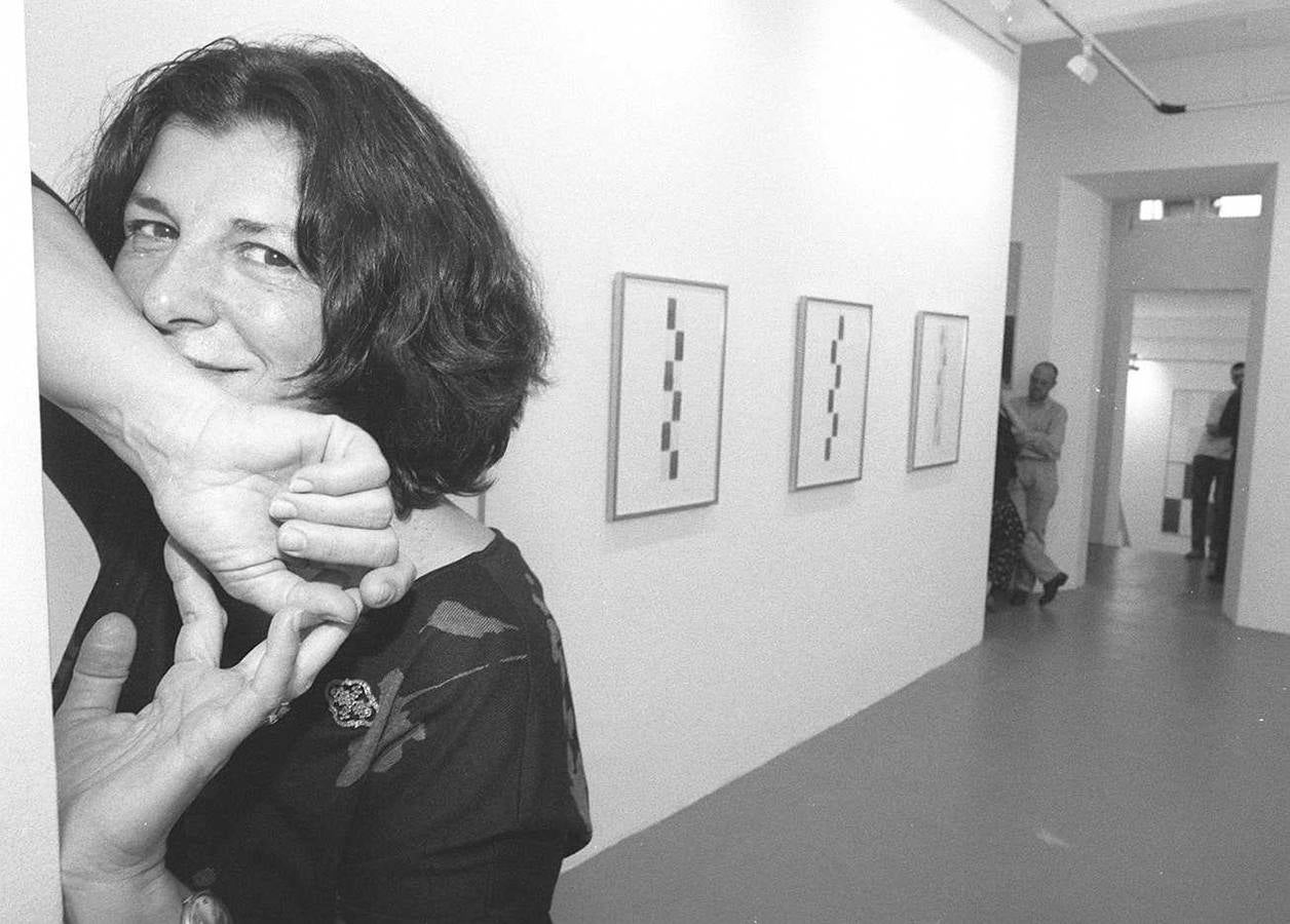 La artista Isabel Garay, exponiendo por primera vez sus dibujos, en la galería Trazos Tres.