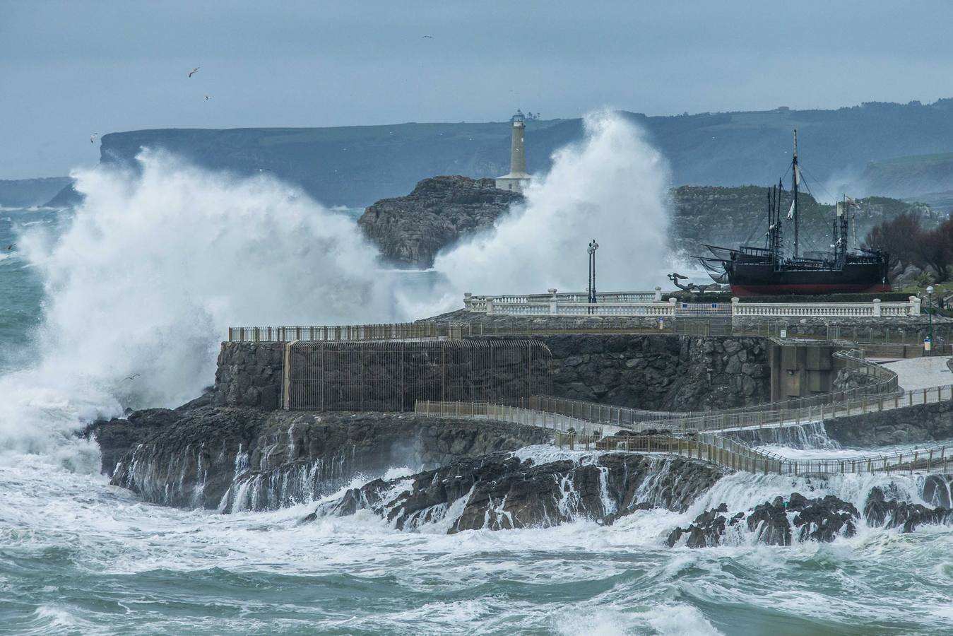 El mar bate en el El Camello y La Magdalena