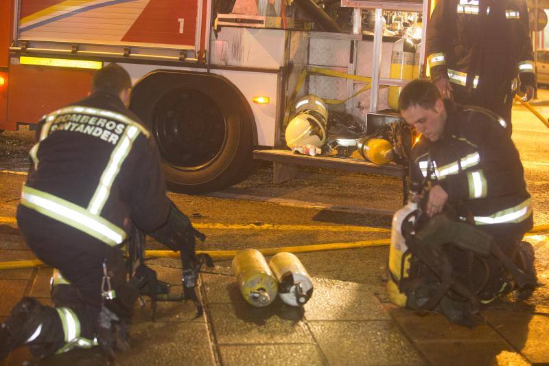 Un incendio desata el pánico en un edificio de Camilo Alonso Vega