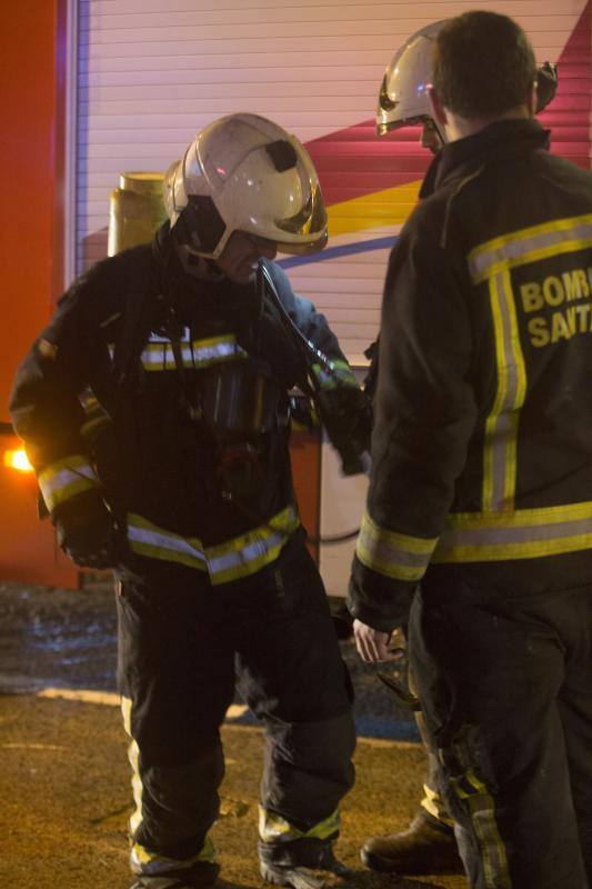 Un incendio desata el pánico en un edificio de Camilo Alonso Vega