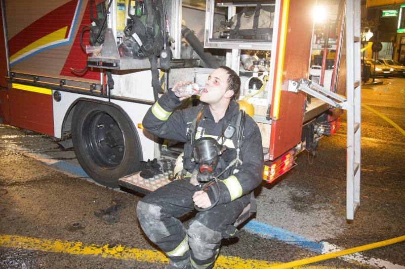 Un incendio desata el pánico en un edificio de Camilo Alonso Vega