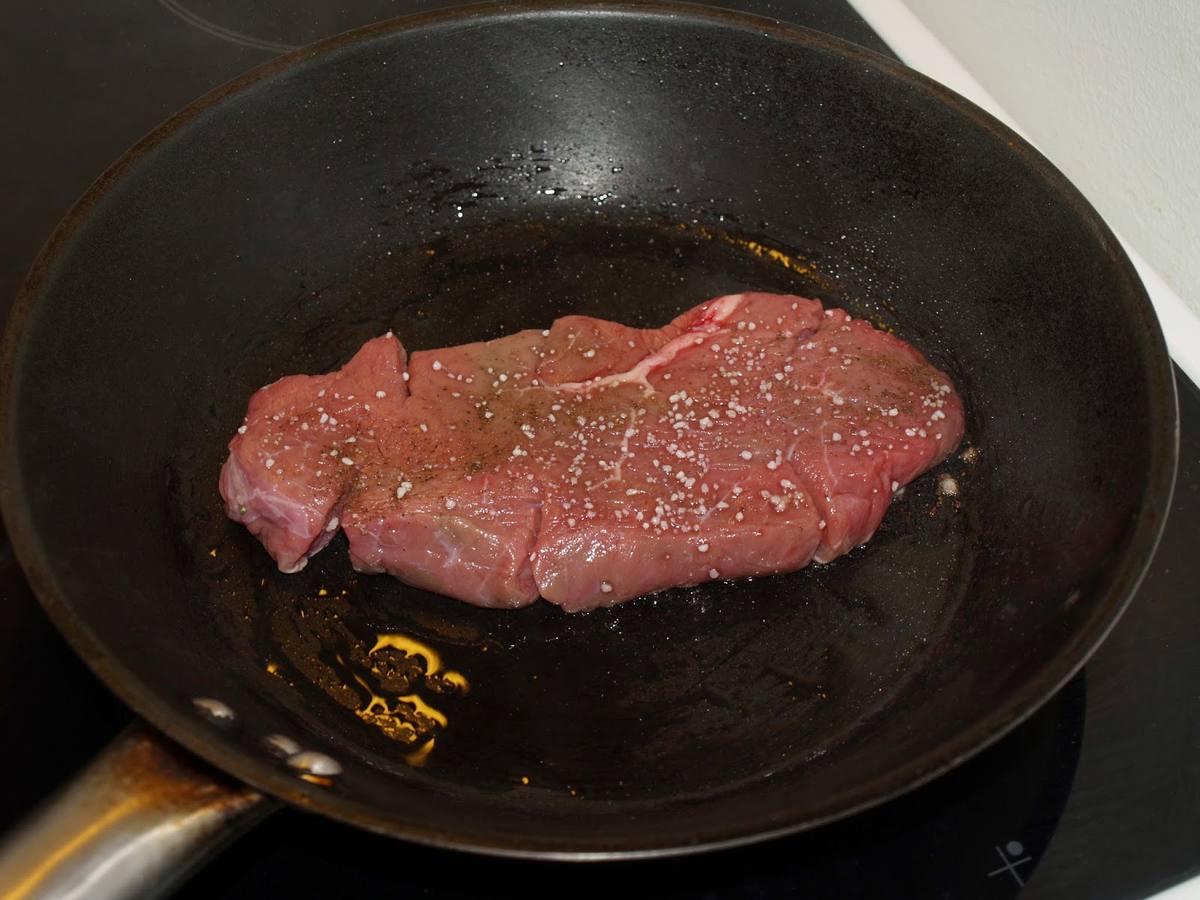 Frita /a la plancha. En este caso la cocción se produce al sumergir la carne, generalmente filetes, en un aceite calentado a alta temperatura y para ello se emplea generalmente una sartén convencional. Conviene controlar el tiempo, para que la carne no absorva demasiado aceite. Trucos:Mejor freír en una sartén de hierro que en una plancha, porque ésta cuece la carne. Es recomendable atemperar previamente la carne. Guarniciones:Patatas fritas, pimientos asados o pimientos de Padrón. También le va bien una ensalada, las setas, el foie o un queso con personalidad fundido.