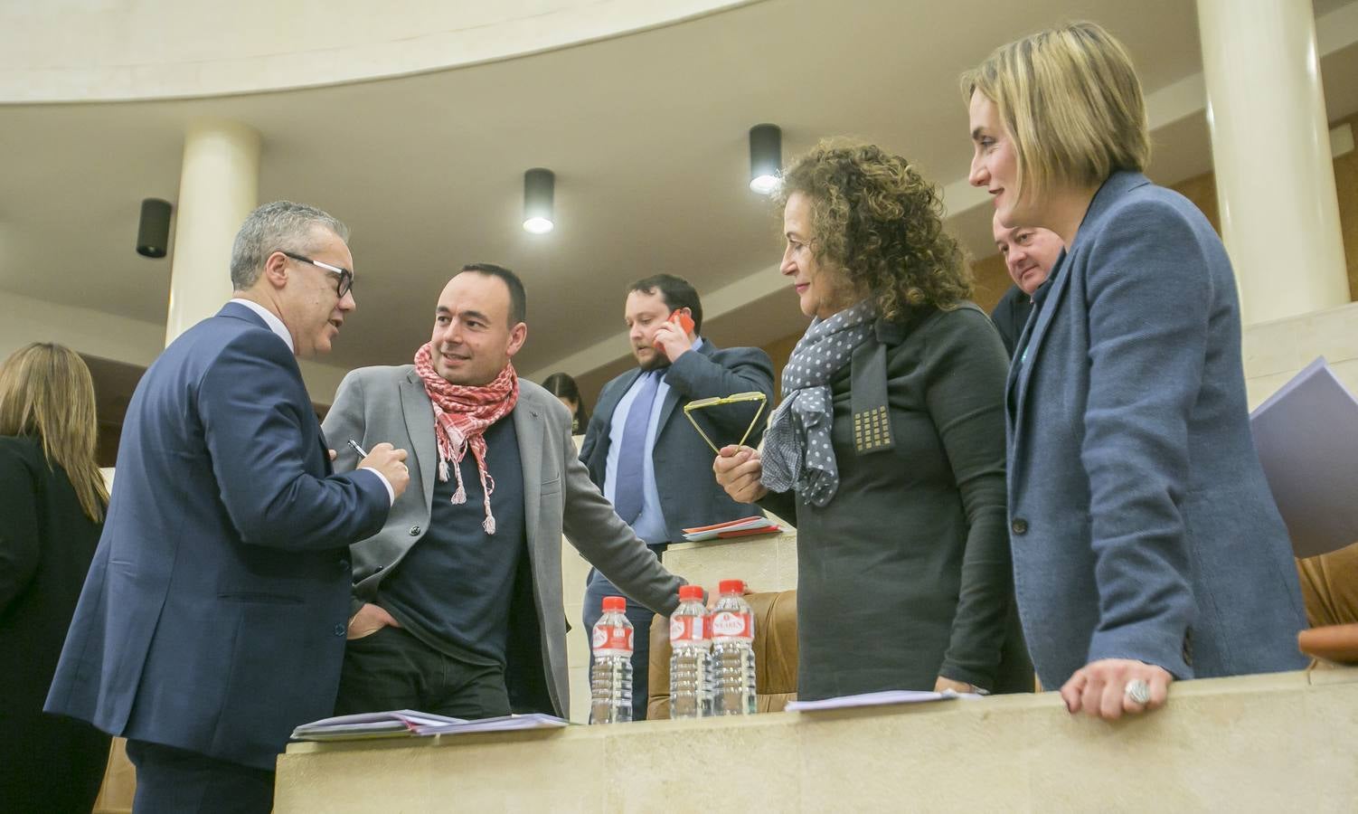 El Parlamento reconoce el lábaro aunque sin consenso