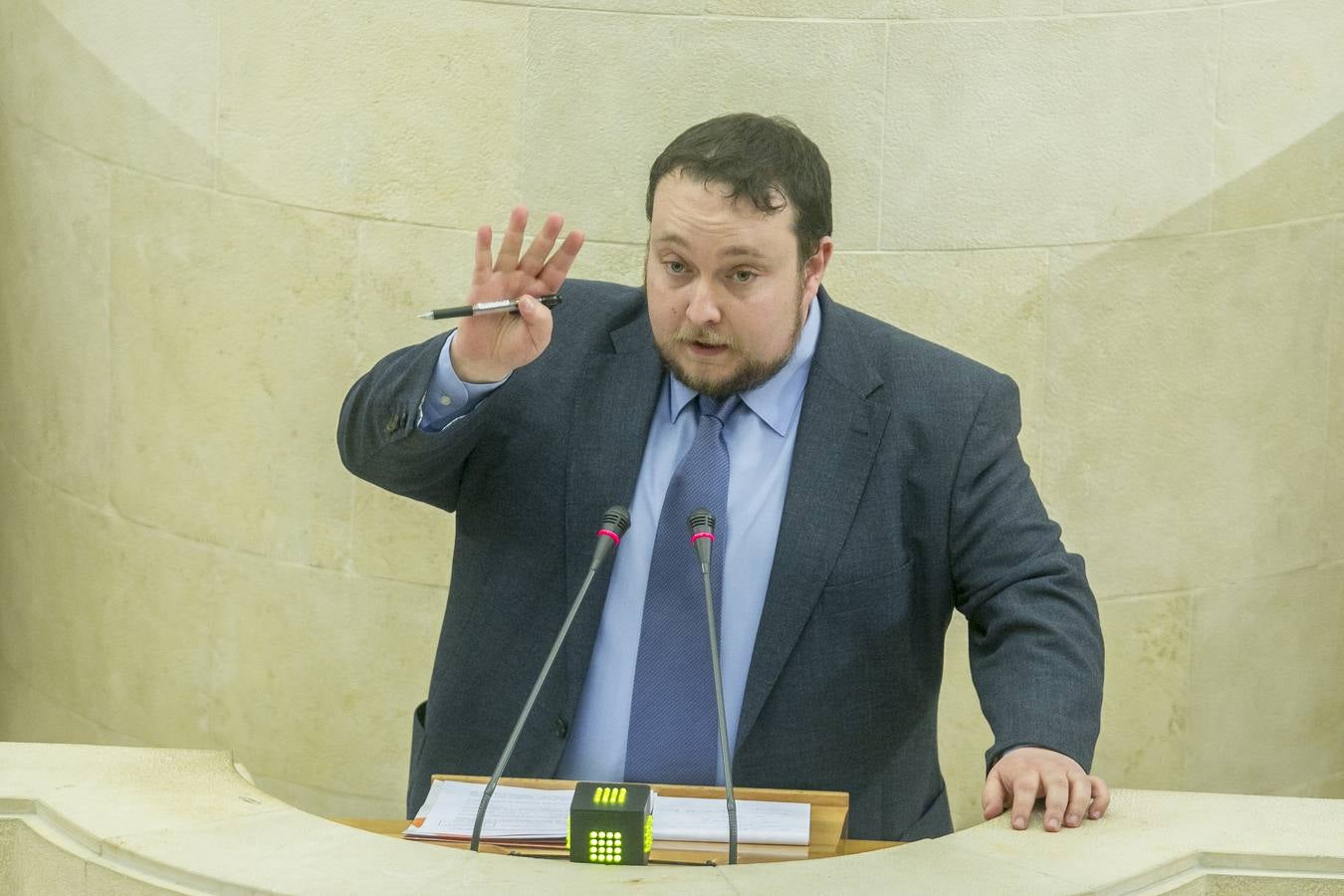 El Parlamento reconoce el lábaro aunque sin consenso