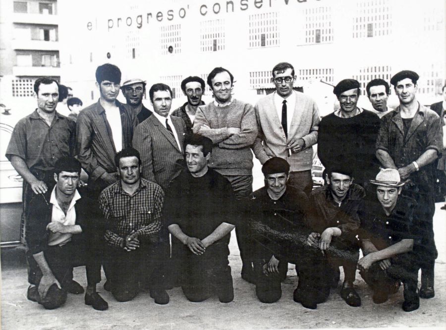 En mayo de 1969, el naturalista estuvo en Santoña para rescatar una gran tortuga laúd.