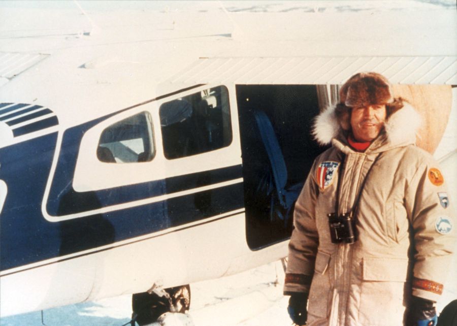 Félix Rodríguez de la Fuente subiéndose a la avioneta que le costó la vida en Alaska.