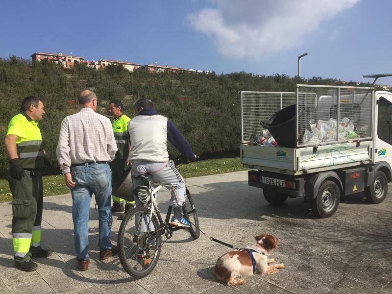 Restos del &#039;macrobotellón&#039; en Las Llamas
