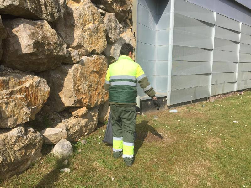Restos del &#039;macrobotellón&#039; en Las Llamas