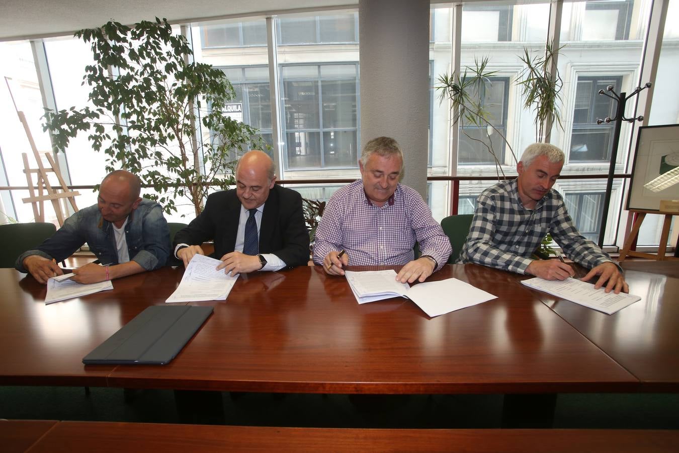 Sniace se &quot;reinventa&quot; con la firma de un acuerdo laboral que permitirá abrir la fábrica en dos meses
