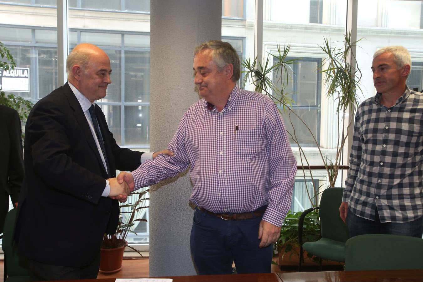 Sniace se &quot;reinventa&quot; con la firma de un acuerdo laboral que permitirá abrir la fábrica en dos meses